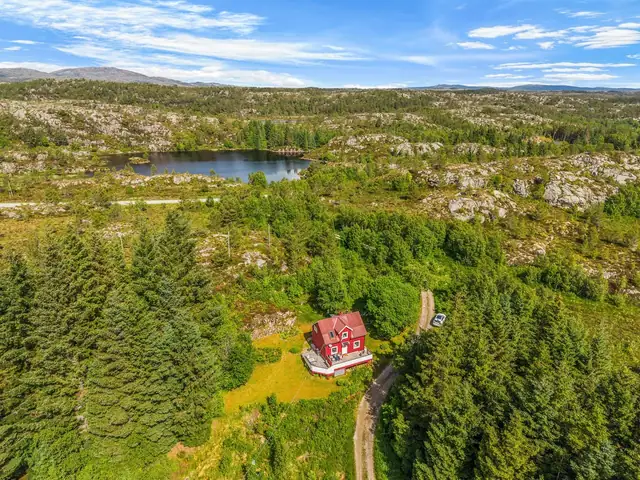 Kort vei fra bilvei, og med flott turterreng med flere ferskvann i nærheten av eiendommen.