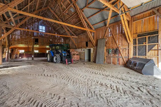 Stenkloppen – Velholdt landbrukseiendom med sjel, jord, skog, våningshus, kårbolig, driftsbygning, garasje og egen seter — bilde 11