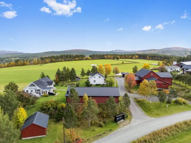 Stenkloppen – Velholdt landbrukseiendom med sjel, jord, skog, våningshus, kårbolig, driftsbygning, garasje og egen seter — bilde 3