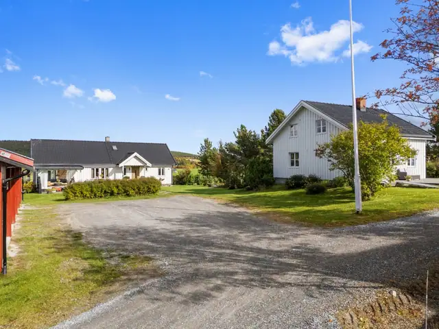 Stenkloppen – Velholdt landbrukseiendom med sjel, jord, skog, våningshus, kårbolig, driftsbygning, garasje og egen seter — bilde 6