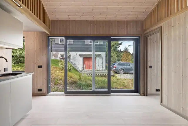 God takhøyde, 1-stavs parkett og solide vegger i tre et bare få av kvalitetene i huset.