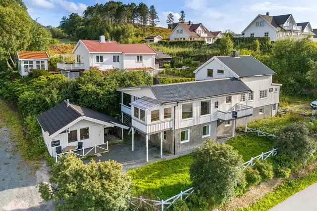 Velkommen til Jøssundveien 23 - rett ved vannkanten og med gode utviklingsmuligheter.
