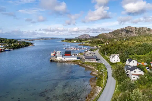 Forrige beboer hadde båtutlegg i bukta, nærhet til havet er en av attraksjonene her.