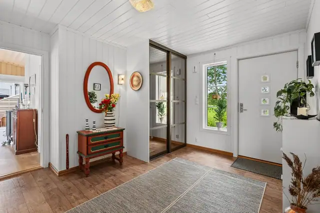 Stor og romslig gang med skyvedørsgarderobe