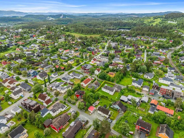 Boligen ligger barnevennlig og fredelig til i blindvei, med kun noen minutters gange til trikkestopp. Kort vei til Bymarka, og til Lianvannet som ligger i kort gangavstand.