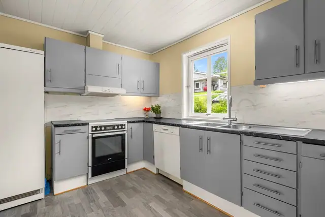Innholdsrik enebolig på 159m2 BRA-i i blindvei - hybeldel kr 7.500,- pr.mnd - carport - solrikt - rett ved Bymarka! — bilde 12