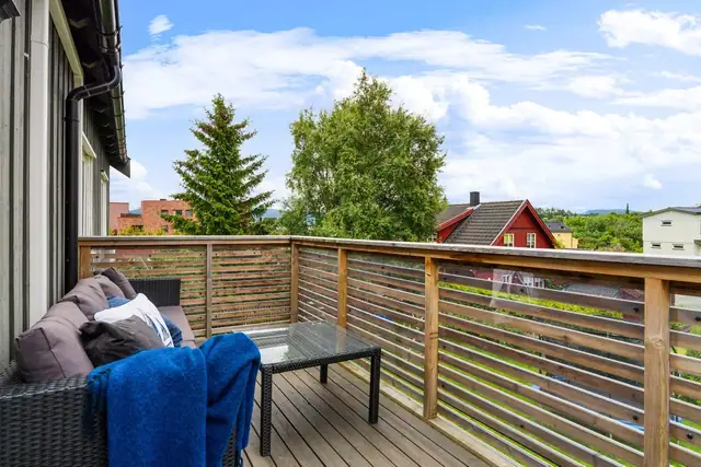 Balkongen er på 8,8 kvm. Her er sol fra morgen til godt utpå ettermiddag/kveld.