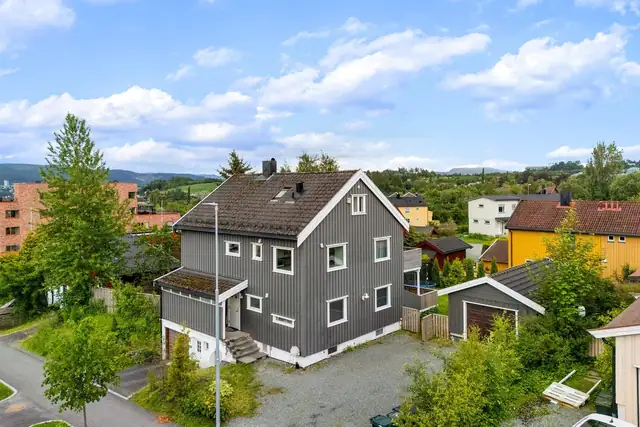 Seksjonen disponerer frittstående garasje med elbil-lader og god lagringskapasitet.