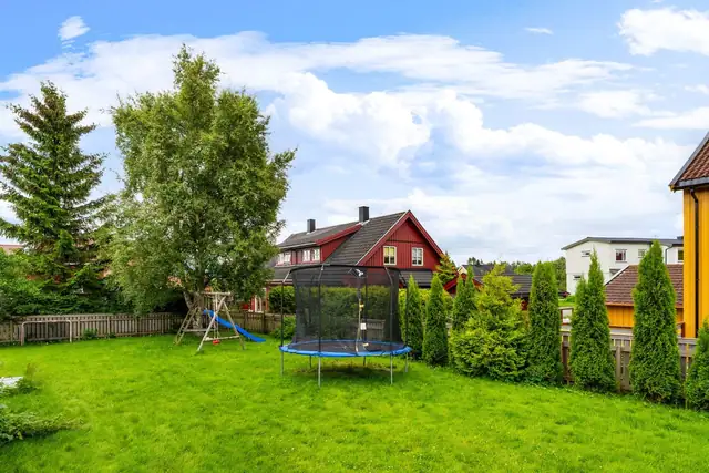 I bakkant av boligen er en fin og skjermet hage.