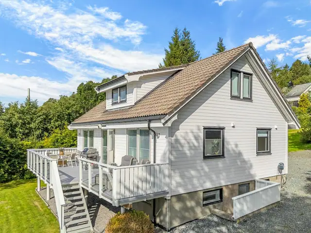 Balkongen vender sørvest, og byr på svært gode solforhold.