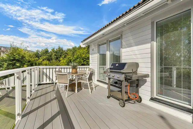 For balkongen er det montert elektrisk solskjerming som gir gode muligheter for å regulere sol- og lysinnslippet.