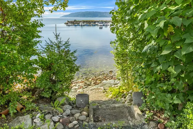 Fra hagen har du direkte adkomst til sjøkanten, hvor du kan nyte et forfriskende bad på varme sommerdager.