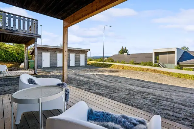 Overbygd terrasse med gode solforhold.