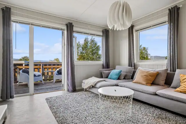 Store vindusflater sørger for rikelig med naturlig lysinnslipp.