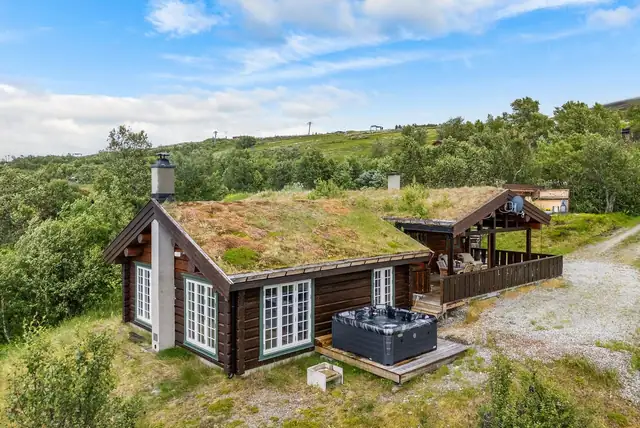 Flott tømmerhytte i øvre del av Hummelfjell ca 100m fra bakken. 3 soverom. 2 stuer. Anneks. Gode sol- og utsiktsforhold. — bilde 3