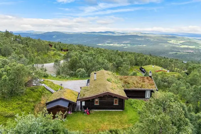 Flott tømmerhytte i øvre del av Hummelfjell ca 100m fra bakken. 3 soverom. 2 stuer. Anneks. Gode sol- og utsiktsforhold. — bilde 7