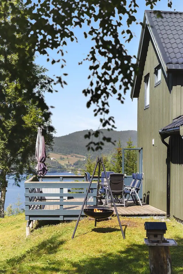 Fra terrassen kan du nyte rolige dager med utsikt mot vann og omkringliggende natur.
