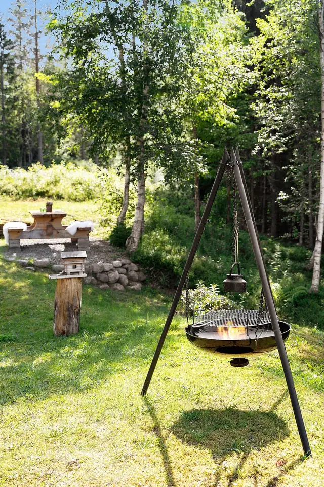 Romslig tomt med gode uteområder for både lek og avslapning.