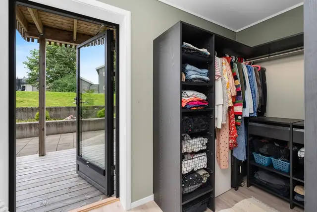 Eget walk-in-closet på hovedsoverom.