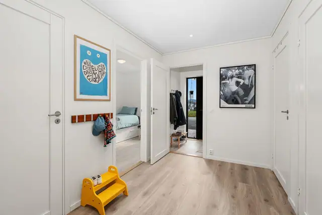 Vindfang og gang. Her er det også plassert en skyvedørsgarderobe i speil som ikke sees i bildet
