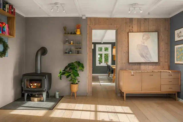 Effektiv peisovn fra Dovre er satt inn på stua.