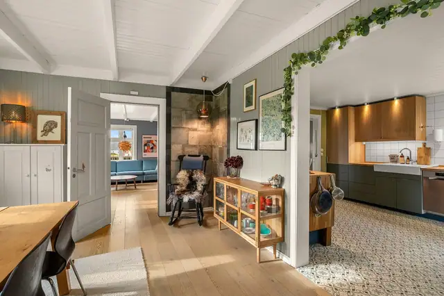 Boligen er både påbygd og betydelig oppgradert de siste 10år, og det er tatt vare på husets originale sjarme.