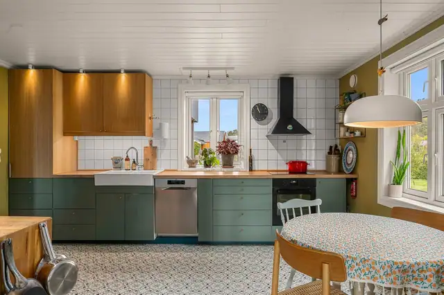 Smakfullt kjøkken på hele 17,5m2, innredning i fargetoner og utforming som kler huset.