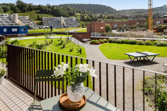 I tillegg til balkongen kan man benytte seg av et pent opparbeidet fellesområde med bl.a. flere sittegrupper og bordtennisbord