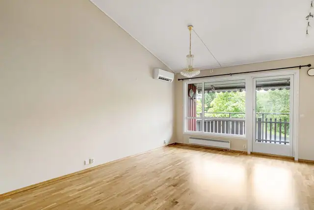 Stuen og kjøkken utgjør 30,5 kvm og har svært god takhøyde.