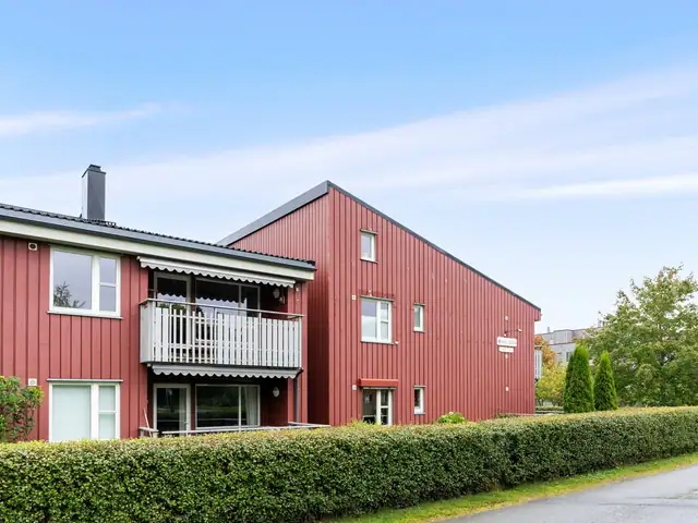 Velkommen til Lykkmarka 76! En tilrettelagt og trivelig seniorleilighet med livsløpsstandard og solrik balkong.