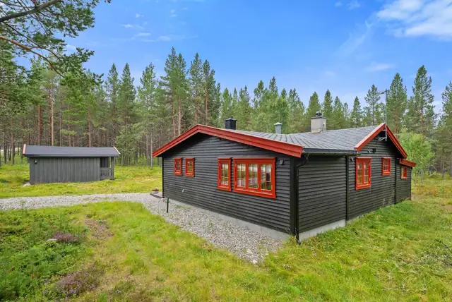 Naturskjønn & sjarmerende hytte på Røros. Ca 3. km fra sentrum. Vedovn. Bilvei helt frem. Innlagt strøm, vann og avløp. — bilde 3