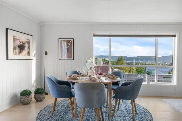 Spisestuen byr på flott utsyn og rikelig med naturlig lys.