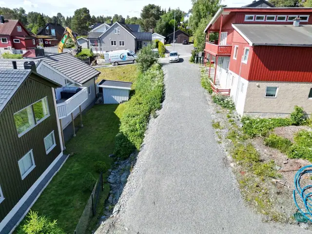Eiendommen har opparbeidet vei og det foreligger tinglyst veirett.