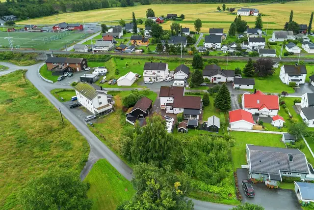 Det er 2 km til Hegra sentrum hvor man finner bla. Spar Hegra, skole, barnehage, aktivitetshall og legesenter.