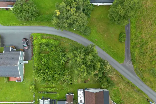 Det foreligger fra før en rammetillatelse på tomta. Tillatelsen gjelder 2 stk. boliger på 24 kvm.