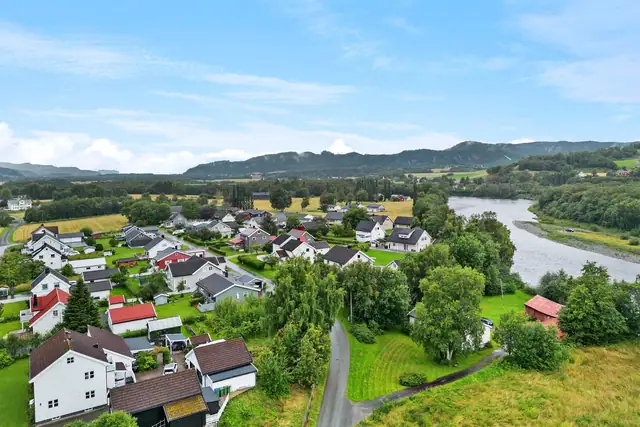 Stjørdalselva ligger like ved boligfeltet og gir muligheter for fiske og bading.