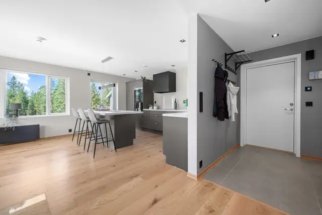 Meget pen, sentrumsnært og moderne leil. I 2.ETG. Høy standard. Solrik uteplass. Garasje! — bilde 11
