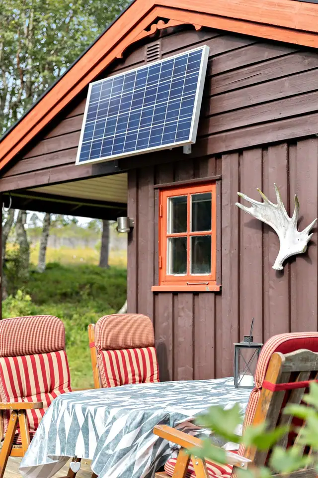 Strømforsyning gjennom solcellepanel og aggregat. Selger opplyser at solcelleanlegget burde byttes.