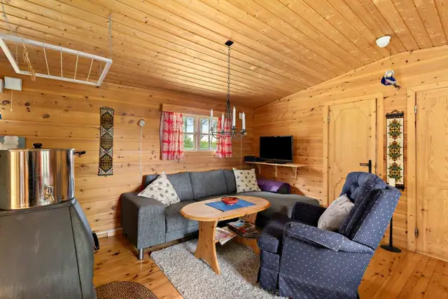 Plass til sofagruppe hvor man kan slappe av, spille kort eller se tv. Tv som går på strøm fra aggregat.