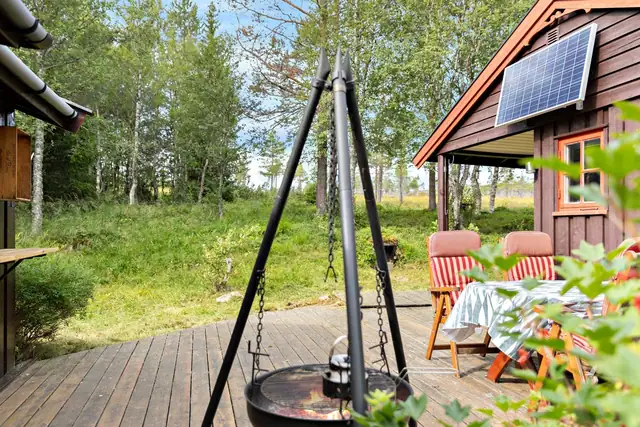 Trivelig uteplass med bålpanne - perfekt for lange sommerkvelder.