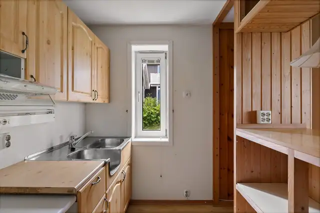 2-room flat in a corner position | Sunny outdoor area | Parking possible | In need of upgrading | Two storage rooms — image 5