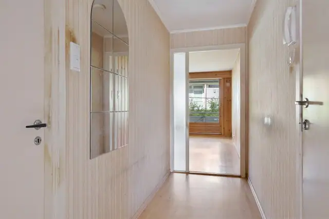 2-room flat in a corner position | Sunny outdoor area | Parking possible | In need of upgrading | Two storage rooms — image 8
