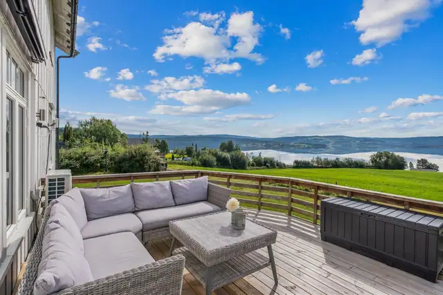 Stor terrasse med god plass til sittegruppe.