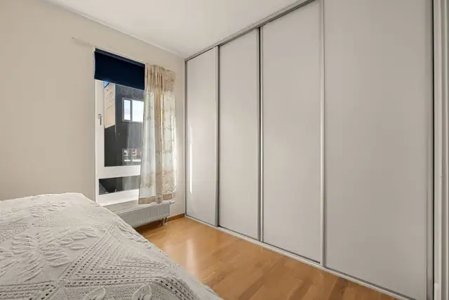 God plass til dobbeltseng, nattbord og skyvedørsgarderobe
