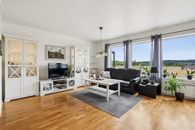 God plass til sofakrok og spisegruppe på stua.
