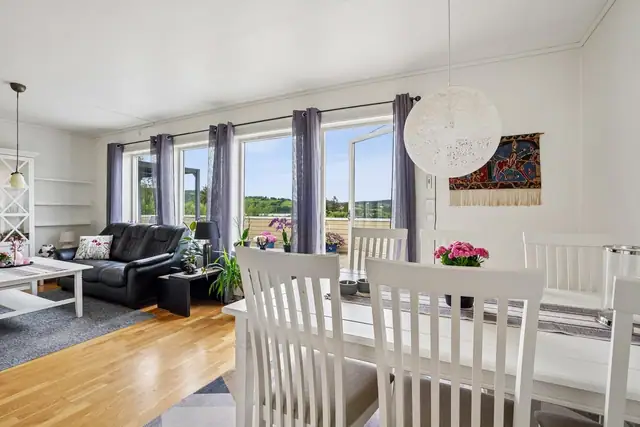 Ved kjøkkenet er det en naturlig avdeling for spisebord.