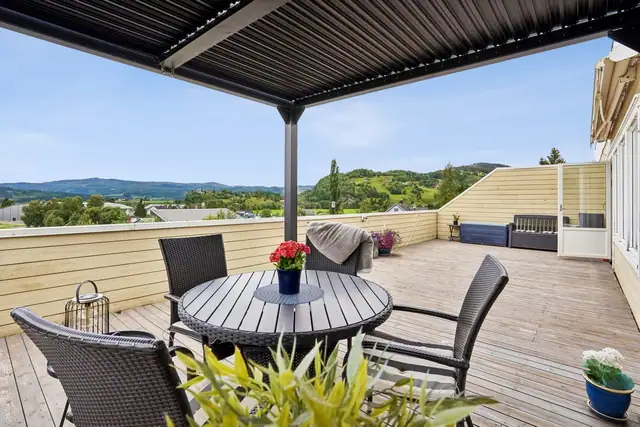 Stor terrasse med rikelig plass for flere sittegrupper.