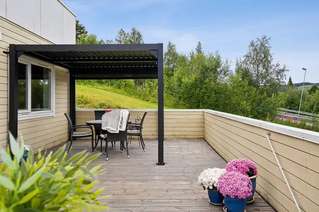 Fastmontert pergola medfølger i salget.