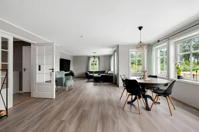 1. plan rommer en stor stue/kjøkken-løsning, hovedsoverom, romslig hall, vaskerom, toalettrom og teknisk rom.