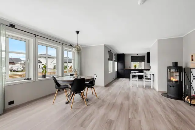 Boligen har vannbårent varmeanlegg i form av gulvvarme, samt vedfyring. Godt inneklima med balansert ventilasjon.